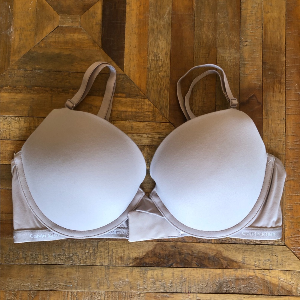 Calvin Klein bra 34C Underwire t-shirt casual